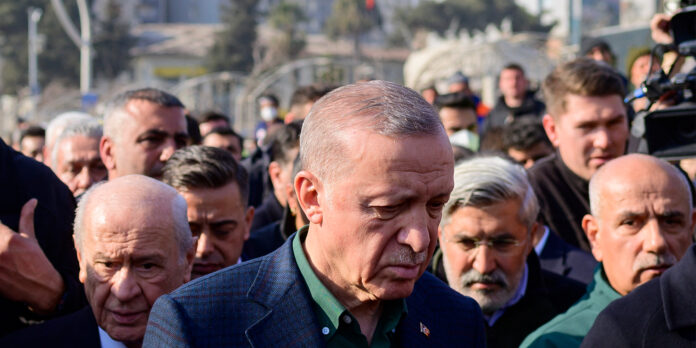 Der türkische Präsident Erdogan besucht ein Erdbebengebiet