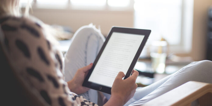 Frau liest auf E-Book in der Freizeit